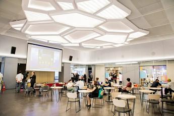 北車旁超精華店鋪*鄰近皆百貨*人潮觀光客多3,675,700元/月 