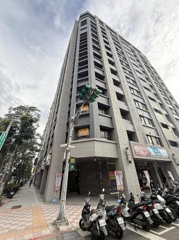 大安站、忠孝復興站、商業區40米寬三角窗金店面、附中學區 NT$120,000