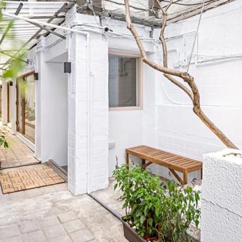 〖店面頂讓-忠孝新生站旁-60坪好店面〗 租金：90,000元/月  260萬元 (含部分設備) 