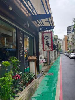 火鍋店頂讓，設備齊全可直接營業 租金：61,000元/月 頂讓金：60萬元 (含部分設備) 